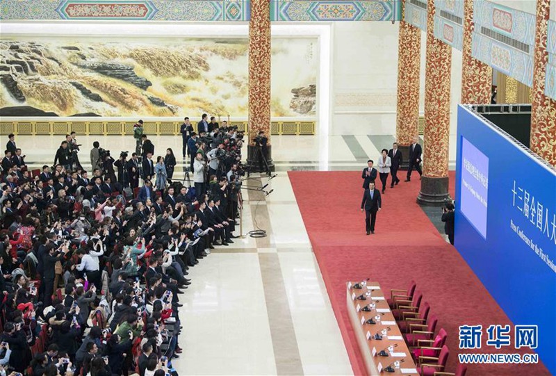 Der Ministerpr?sident Li Keqiang stellt sich der Pressekonferenz