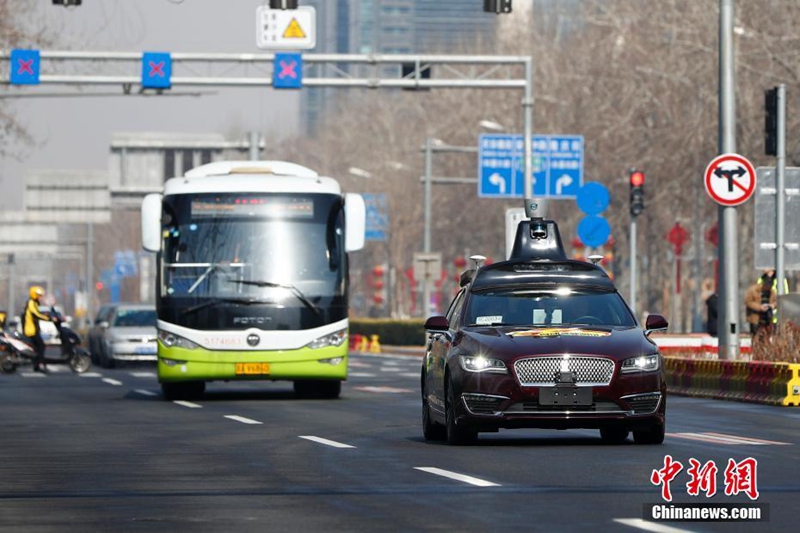 Autonome Fahrzeuge rollen auf Beijings Stra?en