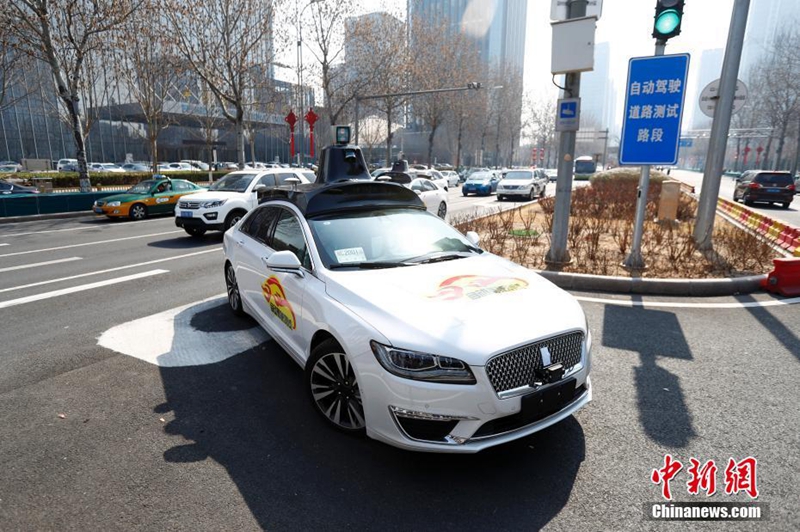 Autonome Fahrzeuge rollen auf Beijings Stra?en