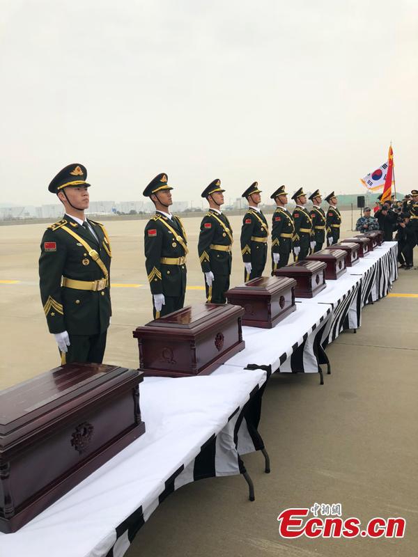 Südkorea übergibt die überreste chinesischer Soldaten, die w?hrend des Korea Krieges umkamen