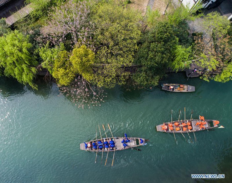 Tempelmesse in der historischen Stadt Wuzhen