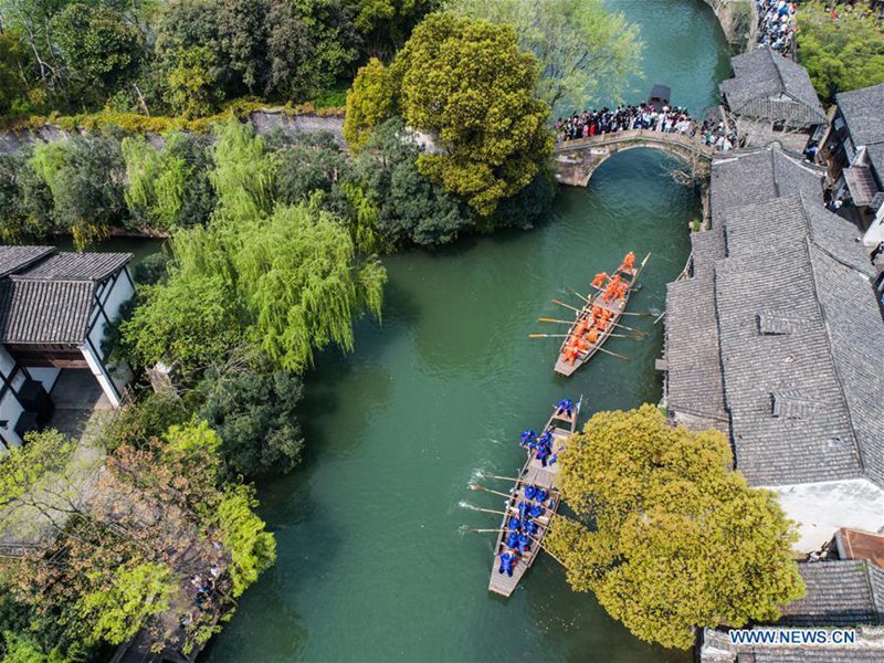 Tempelmesse in der historischen Stadt Wuzhen
