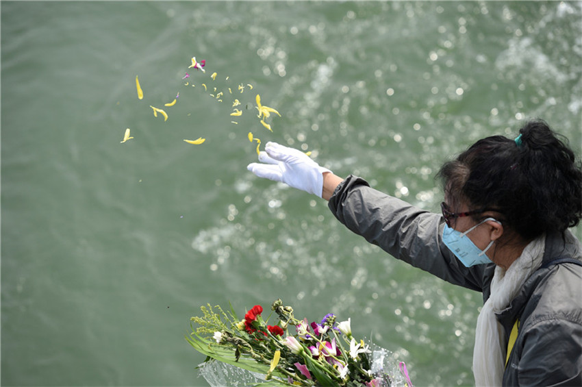 China setzt erstes speziell für Seebestattungen gebautes Schiff ein