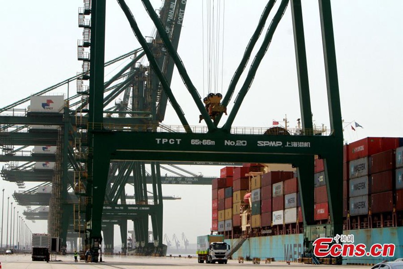 Erster fahrerloser Elektro-LKW wird am Tianjin-Hafen in Betrieb genommen