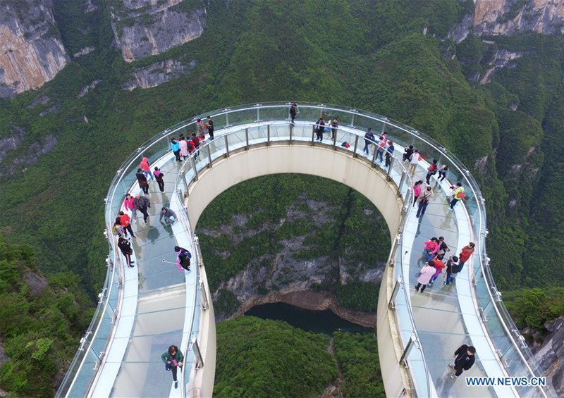 Die transparente hufeisenf?rmige Auslegerbrücke in Chongqing