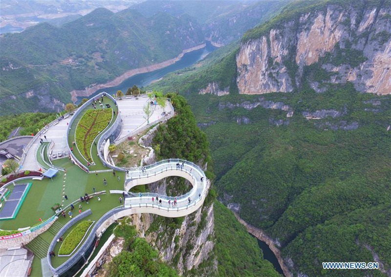 Die transparente hufeisenf?rmige Auslegerbrücke in Chongqing