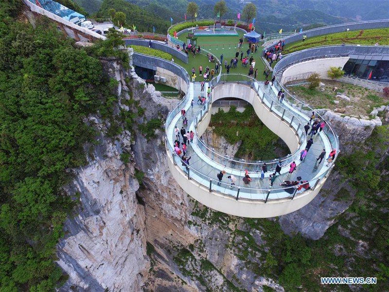 Die transparente hufeisenf?rmige Auslegerbrücke in Chongqing
