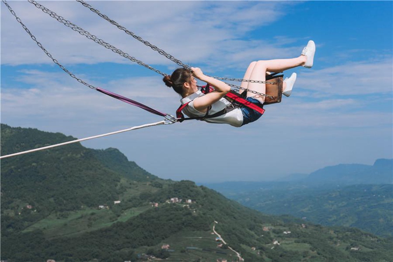 Schaukel auf der Klippe in Guizhou lockt viele Touristen