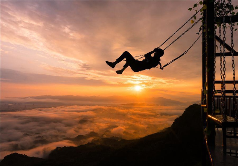 Schaukel auf der Klippe in Guizhou lockt viele Touristen