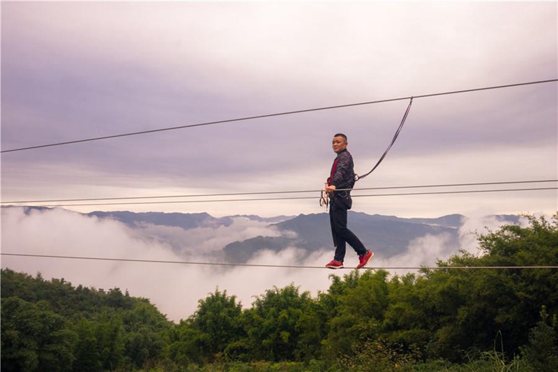 Schaukel auf der Klippe in Guizhou lockt viele Touristen