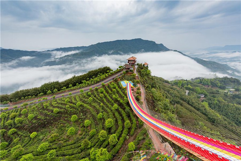 Schaukel auf der Klippe in Guizhou lockt viele Touristen