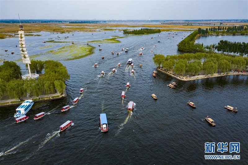 Touristen besuchen den Baiyangdian-See in Xiong'an New Area