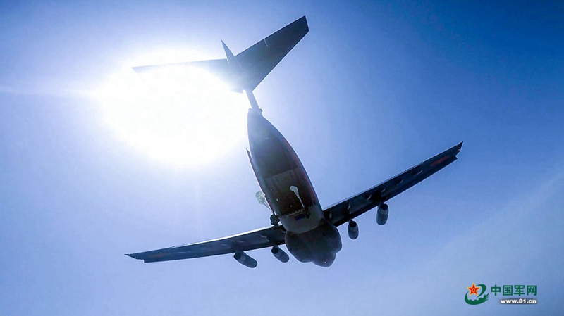 Milit?rtransporter Y-20 zum ersten Mal im Fallschirmabsprungtraining eingesetzt