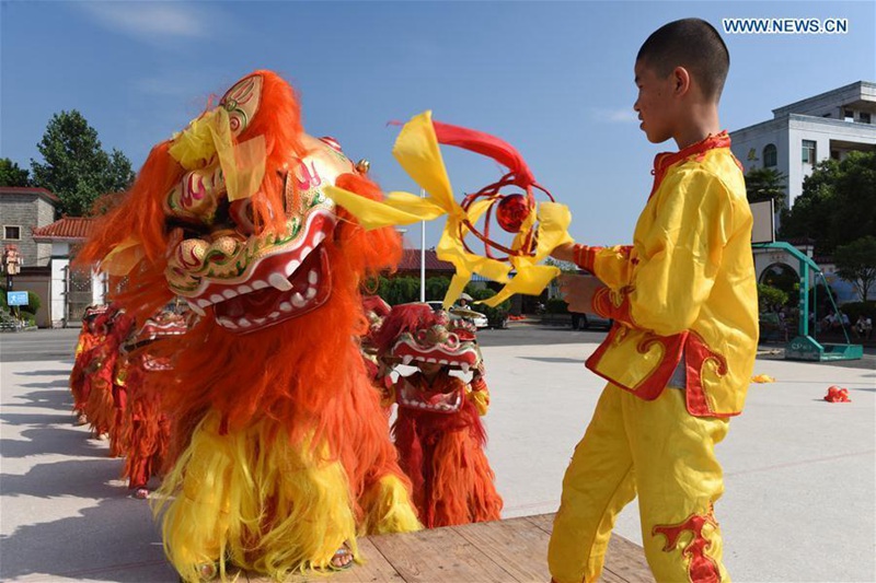 Schüler aus der Provinz Jiangxi lernen den Huagai-L?wentanz