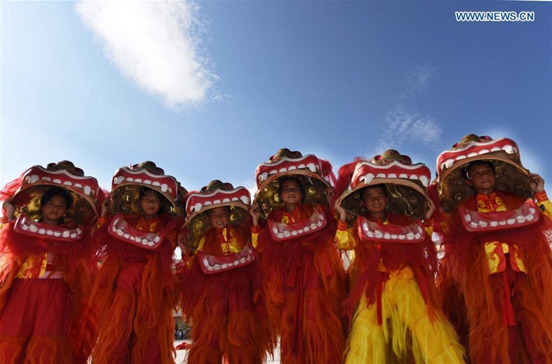 Schüler aus der Provinz Jiangxi lernen den Huagai-L?wentanz