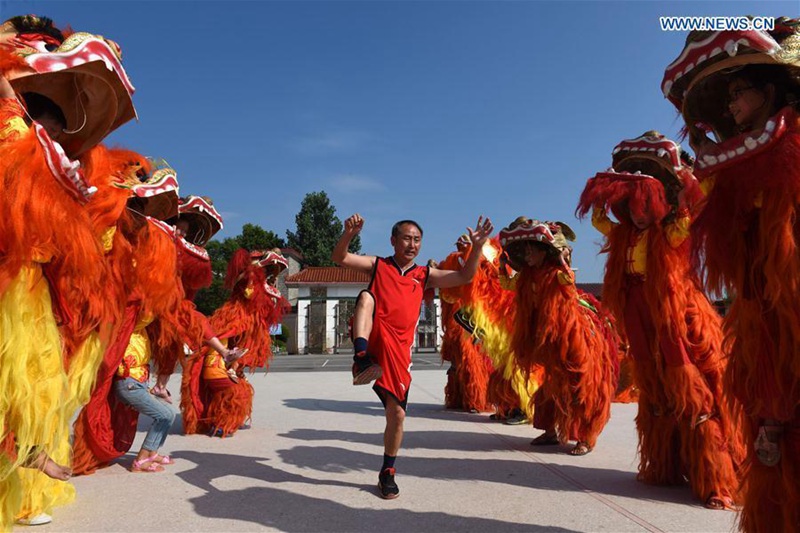 Schüler aus der Provinz Jiangxi lernen den Huagai-L?wentanz