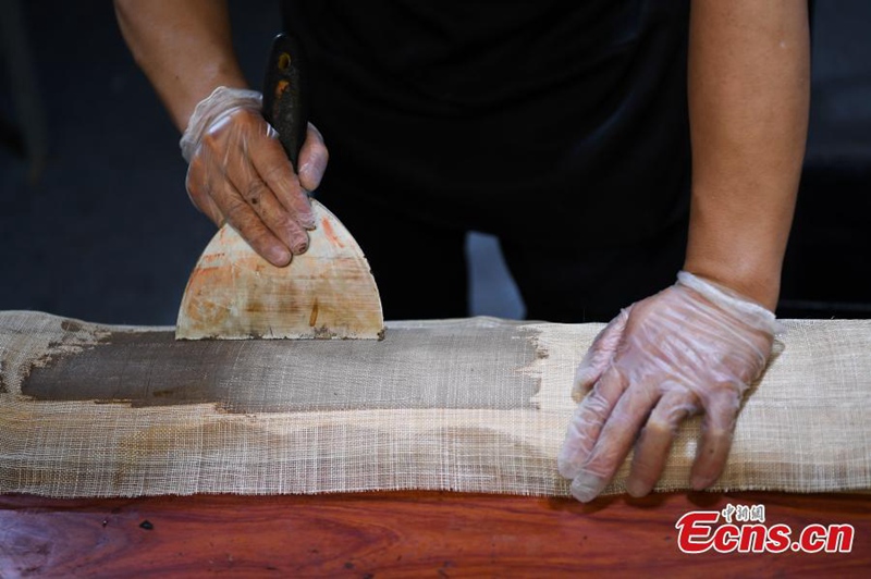 Mann verschreibt sich der traditionellen Guqin-Herstellung