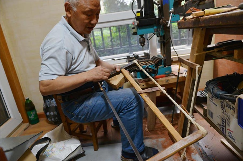 Pension?r stellt Miniaturgegenst?nde aus Holz her