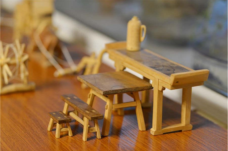 Pension?r stellt Miniaturgegenst?nde aus Holz her