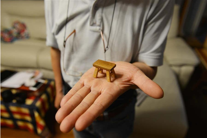 Pension?r stellt Miniaturgegenst?nde aus Holz her