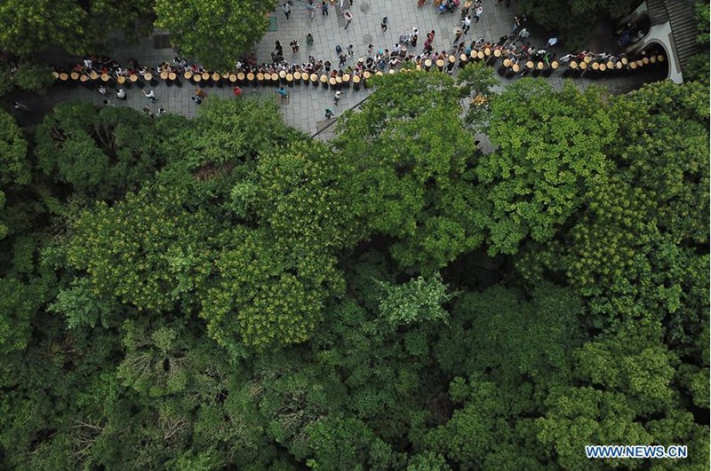 M?nche nehmen an traditionellem Fu?marsch in Hangzhou teil