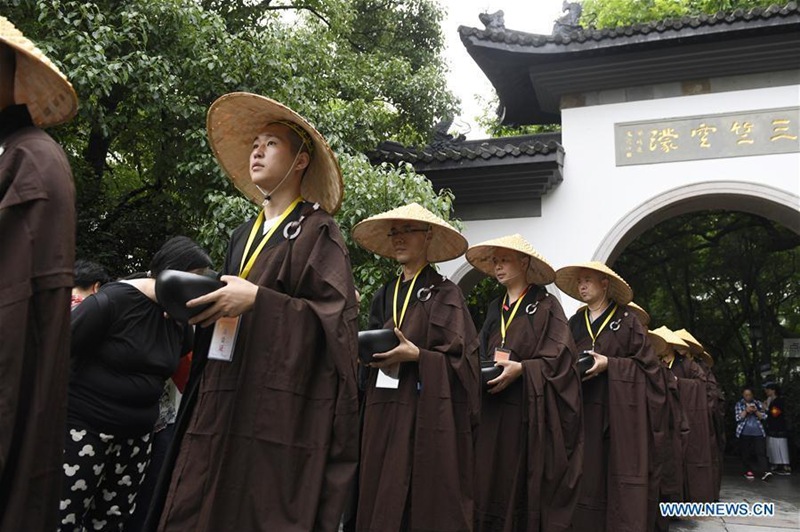 M?nche nehmen an traditionellem Fu?marsch in Hangzhou teil