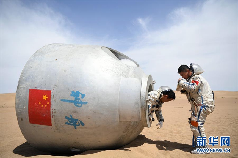 Chinesische Astronauten führen ihr Wüsten-überlebenstraining durch