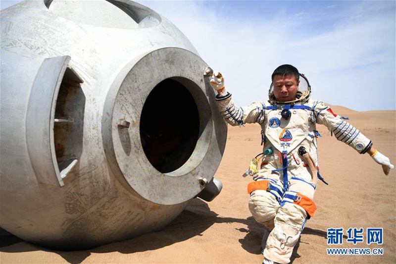 Chinesische Astronauten führen ihr Wüsten-überlebenstraining durch