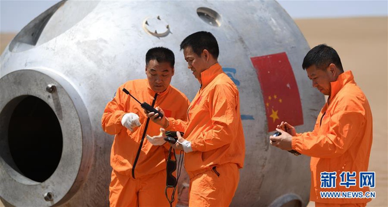 Chinesische Astronauten führen ihr Wüsten-überlebenstraining durch