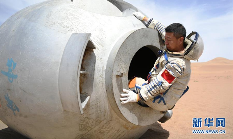 Chinesische Astronauten führen ihr Wüsten-überlebenstraining durch