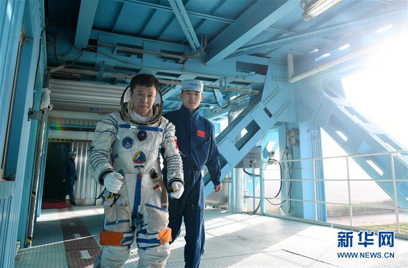 Chinesische Astronauten führen ihr Wüsten-überlebenstraining durch