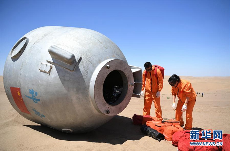 Chinesische Astronauten führen ihr Wüsten-überlebenstraining durch
