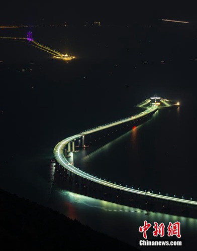 Die weltl?ngste Meeresbrücke bei Nacht