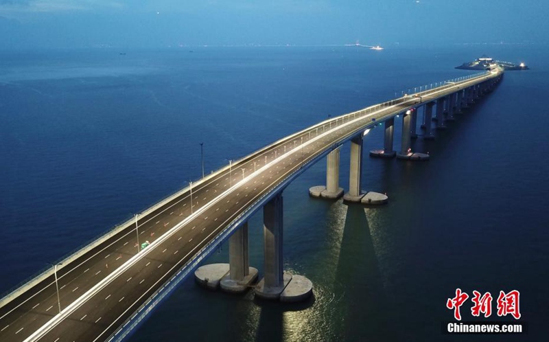 Die weltl?ngste Meeresbrücke bei Nacht