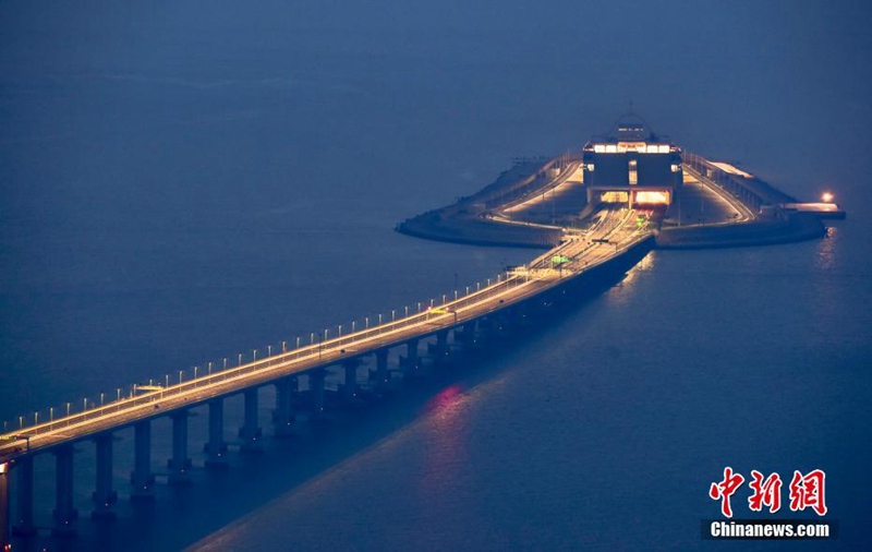 Die weltl?ngste Meeresbrücke bei Nacht