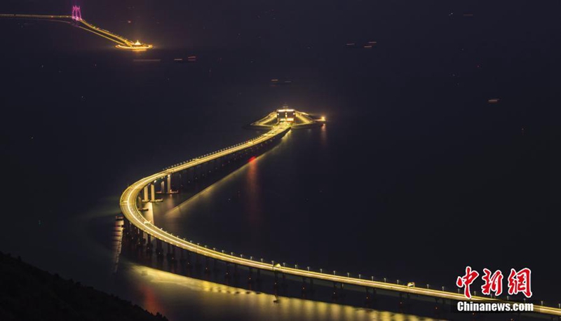 Die weltl?ngste Meeresbrücke bei Nacht