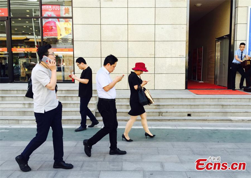 Xi′an baut spezielle Spur für ?Handy-Phubbers“