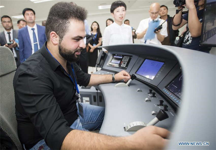 Menschen aus 13 Nationen besuchen Chinas Fahrschule für Hochgeschwindigkeitszüge