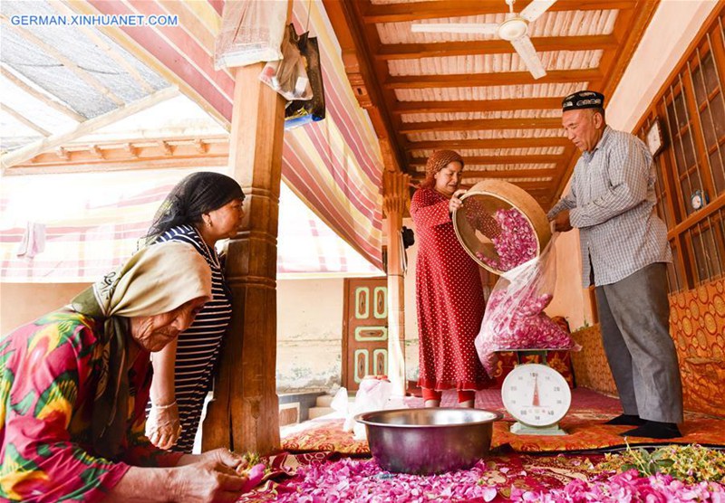 Leute verdienen durch Herstellung von Rosenso?e in Xinjiang