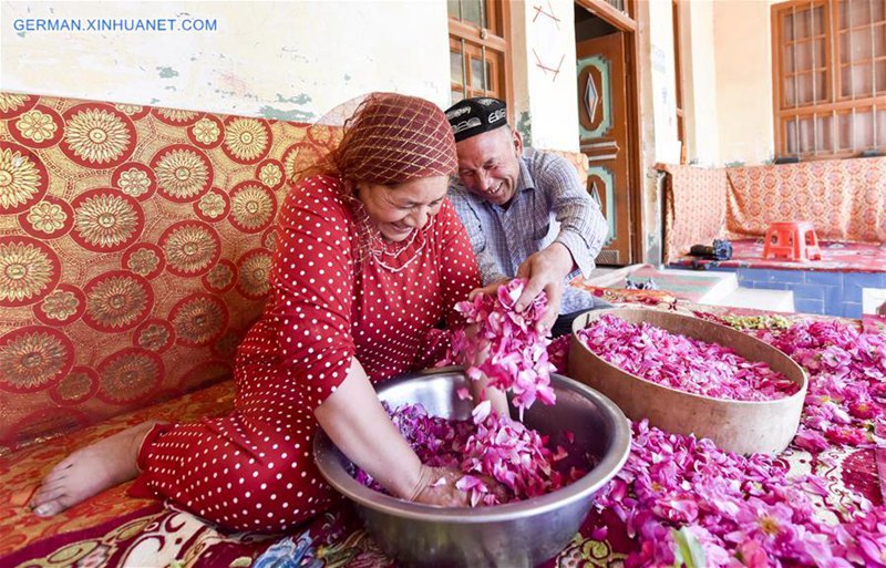 Leute verdienen durch Herstellung von Rosenso?e in Xinjiang
