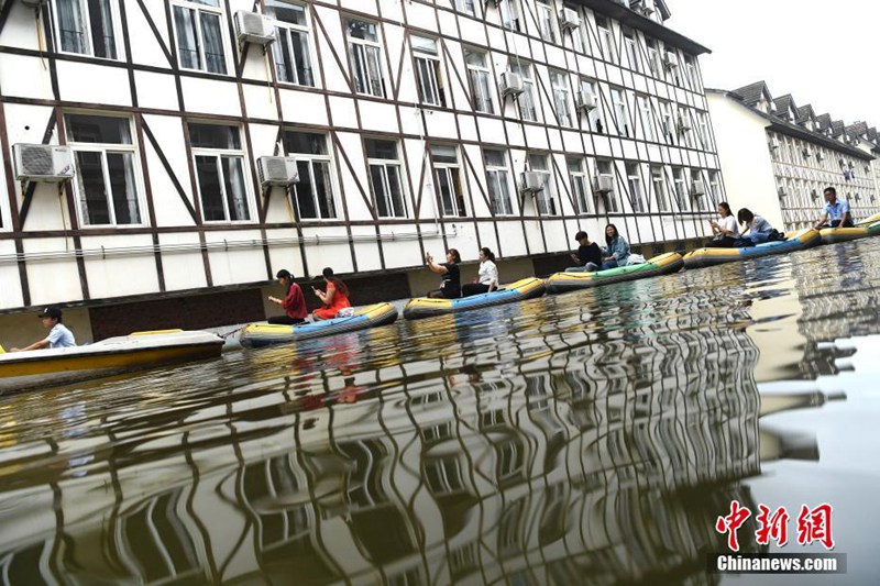 Magisches Chongqing: Kanal flie?t unter Wohngeb?ude durch