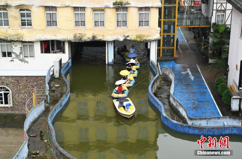 Magisches Chongqing: Kanal flie?t unter Wohngeb?ude durch