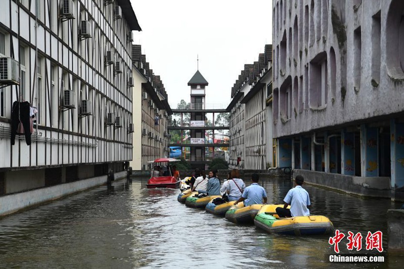 Magisches Chongqing: Kanal flie?t unter Wohngeb?ude durch