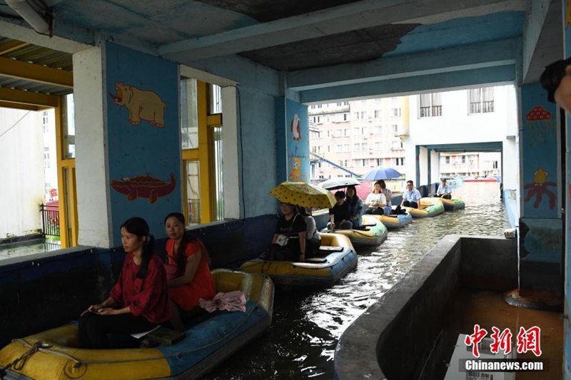 Magisches Chongqing: Kanal flie?t unter Wohngeb?ude durch