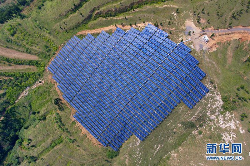 Shanxi: Photovoltaik-Anlagen im kahlen Berg gehen ans Netz