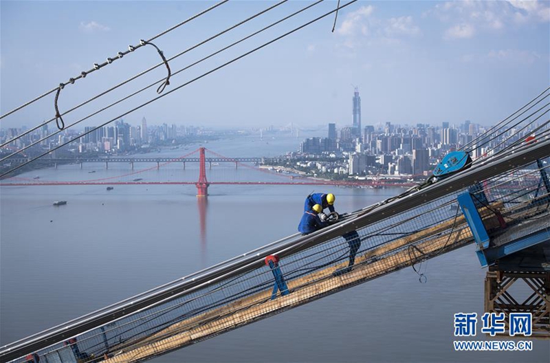 China baut weltweit gr??te zweistufige H?ngebrücke über dem Jangtse-Fluss