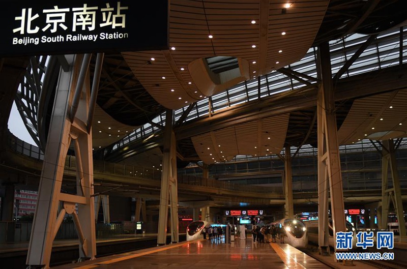 ?Fuxing“ f?hrt mit einer Geschwindigkeit von 350 km/h von Beijing nach Tianjin