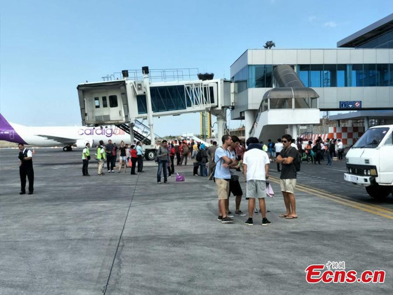 Passagiere nach den Erdbeben in Indonesien evakuiert