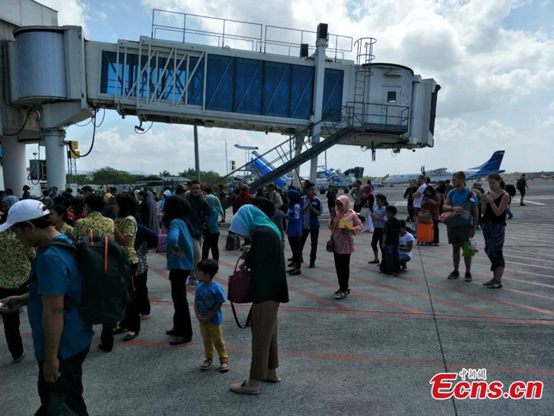 Passagiere nach den Erdbeben in Indonesien evakuiert