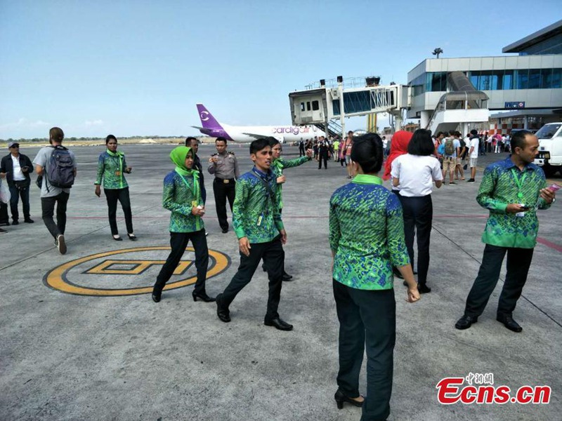 Passagiere nach den Erdbeben in Indonesien evakuiert